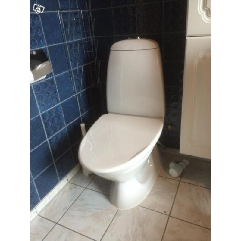 Duschkabin och IFÖ toalettstol