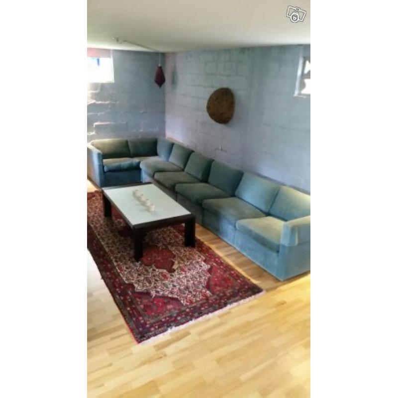 Unik lång soffa perfekt för tex källare